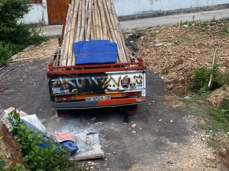 Pick up mengangkut bambu di Bali